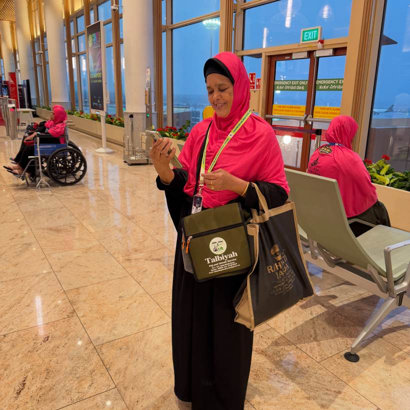 A pilgrim at the airport carrying the Talbiyah travel bag given to every traveller.